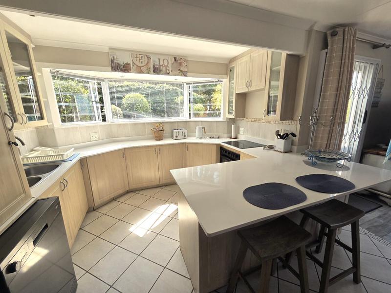 5 Bedroom Property for Sale in Outeniqua Strand Western Cape